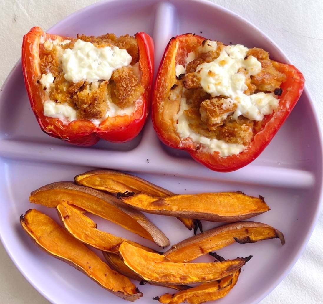 asoulonhigh's tweet photo. bell pepper stuffed with cottage cheese and diced “chicken”, sweet potato fries 
430 cals https://t.co/7qsTz4Z7dg