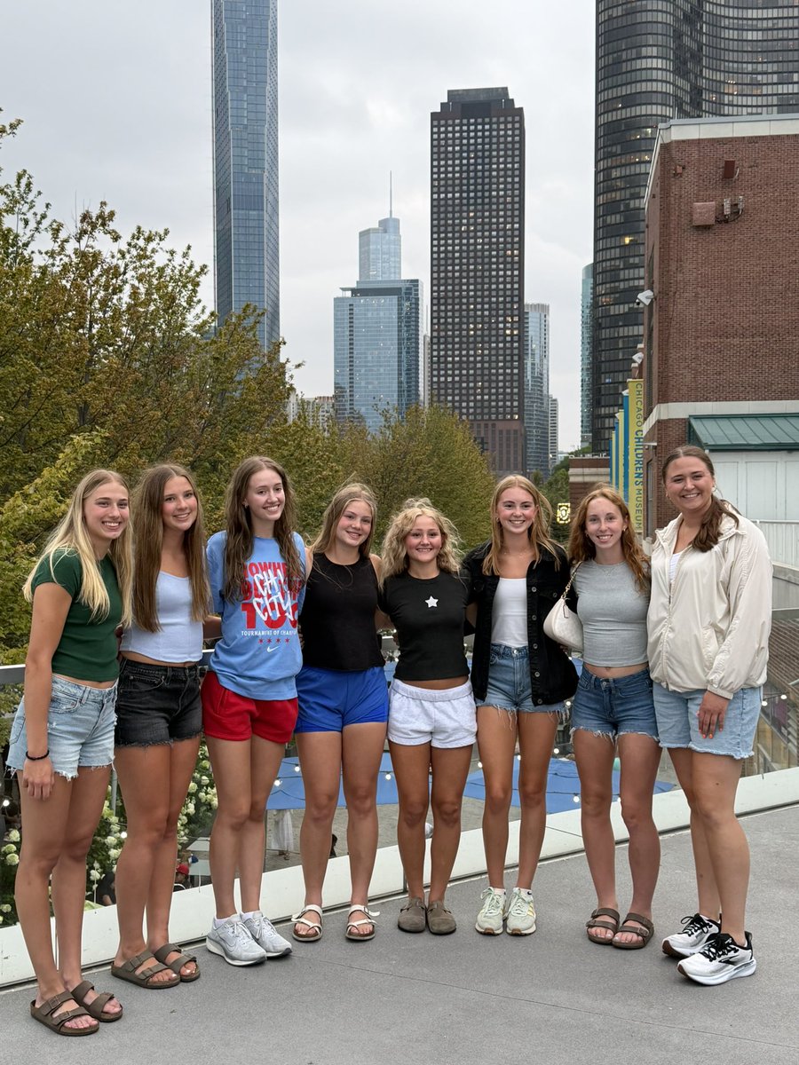 sanfordhoopsfgo's tweet photo. 1️⃣6️⃣u Girls ⚫️ takes the 🏆 in their final AAU tournament of the season at the Nike Tournament of Champions in Chicago‼️

NEXT LEVEL talent was shown this past weekend, they also were able to join 1️⃣7️⃣u ⚫️ at the pier!

#SanfordSports | #TogetherAsOne https://t.co/h7nN2WgEhT