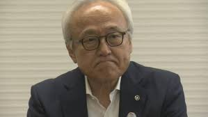 zundamotisuki's tweet photo. 【杖を突いていたのは何で？】福岡県議会　蔵内勇夫議長毎朝ウォーキングをしていた模様。

いきなり杖がないと歩けなくなってしまったのかな？

税金を使ってハワイ旅行に行くような奴は議員を辞めるべきだと思う人‼️

手をあげるのだ✋

🙋‍♂️< 杖を突いたところで罪の重さは変わりません。 https://t.co/CqvEYHPugU