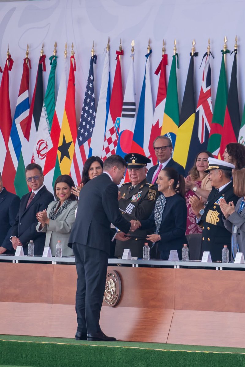 PabloVazC's tweet photo. #Mundial2026 | Con mucho orgullo y agradecimiento, en representación de todas y todos los integrantes de la @SSC_CDMX que participaron en las labores de seguridad, vialidad, prevención, acompañamiento y proximidad durante las actividades deportivas del Mundial de Futbol, recibí de manos de la Presidenta @Claudiashein un reconocimiento para nuestra institución por la labor realizada en el marco del Plan #Kukulcán. 

Los resultados de este reto tan importante para nuestro país y para nuestra #CiudadDeMéxico se dieron gracias a la estrecha coordinación con los tres órdenes de gobierno. Todo nuestro reconocimiento al @GabSeguridadMX por su liderazgo.

Gracias a la Jefa de Gobierno @ClaraBrugadaM por su apoyo permanente a la policia. Gracias a mis compañeras y compañeros por poner en alto el nombre de nuestra Institución, gracias por mostrar ante el mundo que somos una fuerza de talla internacional.