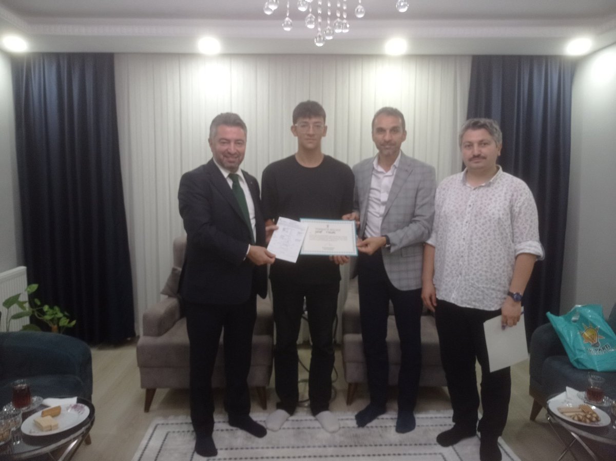 akkagithane's tweet photo. İlçe Başkanımız Erkan Yıldırım, İl Yönetim Kurulu Üyemiz Av. Ahmet Keserci ve Mehmet Akif Ersoy Mahalle Başkanımız Yahya Kemal Yılmaz ile birlikte Mehmet Akif Ersoy Mahallemizde ikamet eden Torlak ailesini ziyaret ettik.

18 yaşını doldurarak partimize üye olan Bahri kardeşimizin üyelik sürecini tamamlayarak kendisini teşkilat ailemize kazandırmanın mutluluğunu yaşadık. Ziyaretimiz vesilesiyle, ailece verdikleri destek ve gönül birliktelikleri dolayısıyla Torlak ailesine teşekkür belgelerini de takdim ettik.

Her yeni üyemizle teşkilatımızın gücüne güç katıyor, birlik ve beraberlik içerisinde Türkiye Yüzyılı hedeflerimize emin adımlarla yürümeye devam ediyoruz.

@YAHYAKEMALYILM8 
@erkanyildirim76 
@ahmet_keserci 
@abdullahozdemir 
@akpartiistanbul