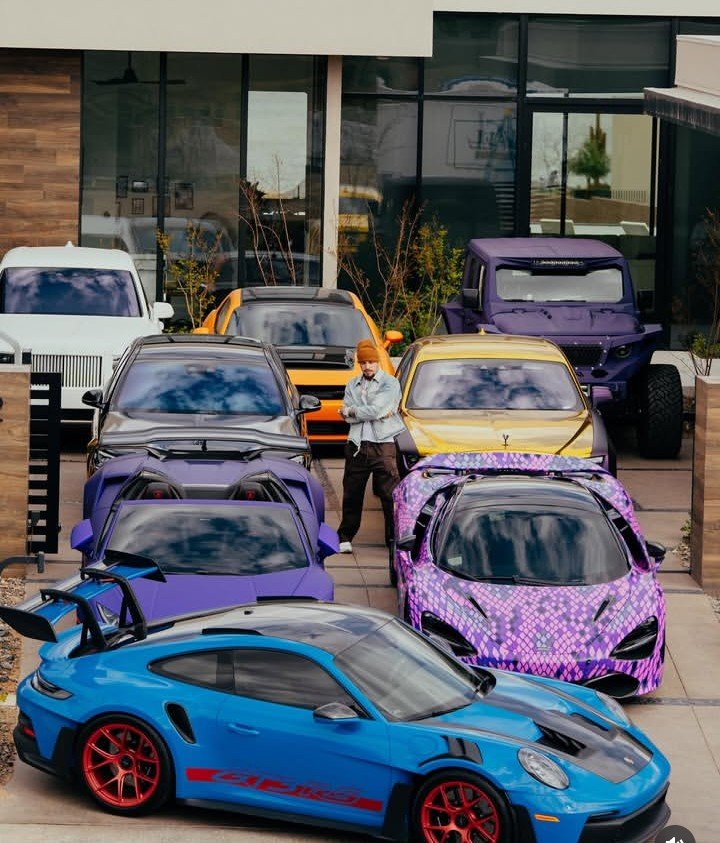 emizyfx's tweet photo. Who's richer?
    
    Alex                                                Mamba https://t.co/b7Hd0Lnkh1