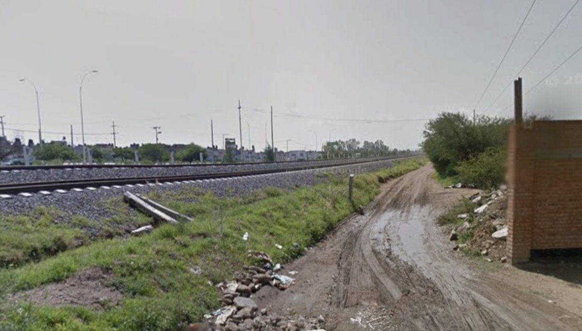 CuentameLeon's tweet photo. 🏗️🚄 Impulsa @AlanMarquezBe puente peatonal en León para evitar que niños crucen entre vagones del tren

Frente el riesgo que enfrentan habitantes de la comunidad La Noria de Septién, especialmente estudiantes que deben cruzar las vías del tren👇🏻

https://t.co/RrgGoZHj8f https://t.co/nxLzjeOr9E