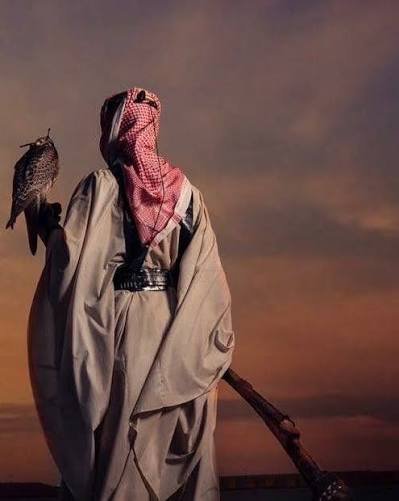 qahtani_m1's tweet photo. اعجبتني : 

ماينكرون الجميل إلا فروخ الرخوم 
ولّا عيال الحرار تعيّي عروقهم 

والعالم اللي تجمّل فالعرب بالعلوم 
ماهوب قاطع ضماه مخايل بروقهم 

حنا غنيين وأنفسنا تعاف وتشوم 
نعطي ونطلق صقورٍ شدّو سبوقهم 

أيماننا في الشحم وعزومنا في النجوم 
وبطوننا سالمة من فعل منطوقهم 

الطيب وجهه قوي والخبث صدره كتوم 
والناس لولا يديهم توخذ حقوقهم 

واللي يعرّف السلوم ولا يحفظ السلوم 
يشري من اهل الردى ويبيع في سوقهم 

والشرهة اللي على الناقص تطيح وتقوم 
تعرف شبور الرجال وتعرف فروقهم 

ردوا كبار الهقاوي عن كبار الجروم 
وخلوا طيور الفلاح تمر من فوقهم 

لو ان وجه الخصوص يعز وجه العموم 
ماقام فوق الحديد الحامي يسوقهم 

لاهنت ياراعي الخدمة تراك مخدوم 
من ذوقك ان الخلايق تحترم ذوقهم 

ماعاد نبغى من العالم تسد اللزوم 
ياكبر معروفهم لا سدوا حلوقهم 

- نهر-