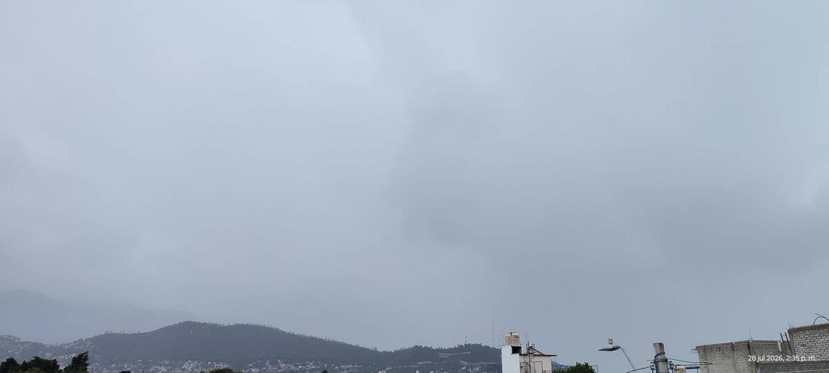 MeteoOaxaca's tweet photo. Lluvia ya comienza a presentarse en la capital oaxaqueña, tomen sus precauciones. https://t.co/jYjWnhX6f4