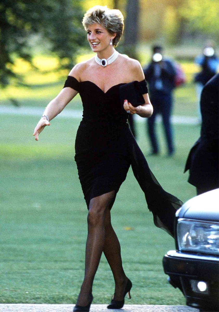 updatecultura's tweet photo. Em 1994, a princesa Diana usou o icônico “vestido da vingança” poucas horas depois de o príncipe Charles admitir, em uma entrevista, que a traiu. https://t.co/KimktjxapA