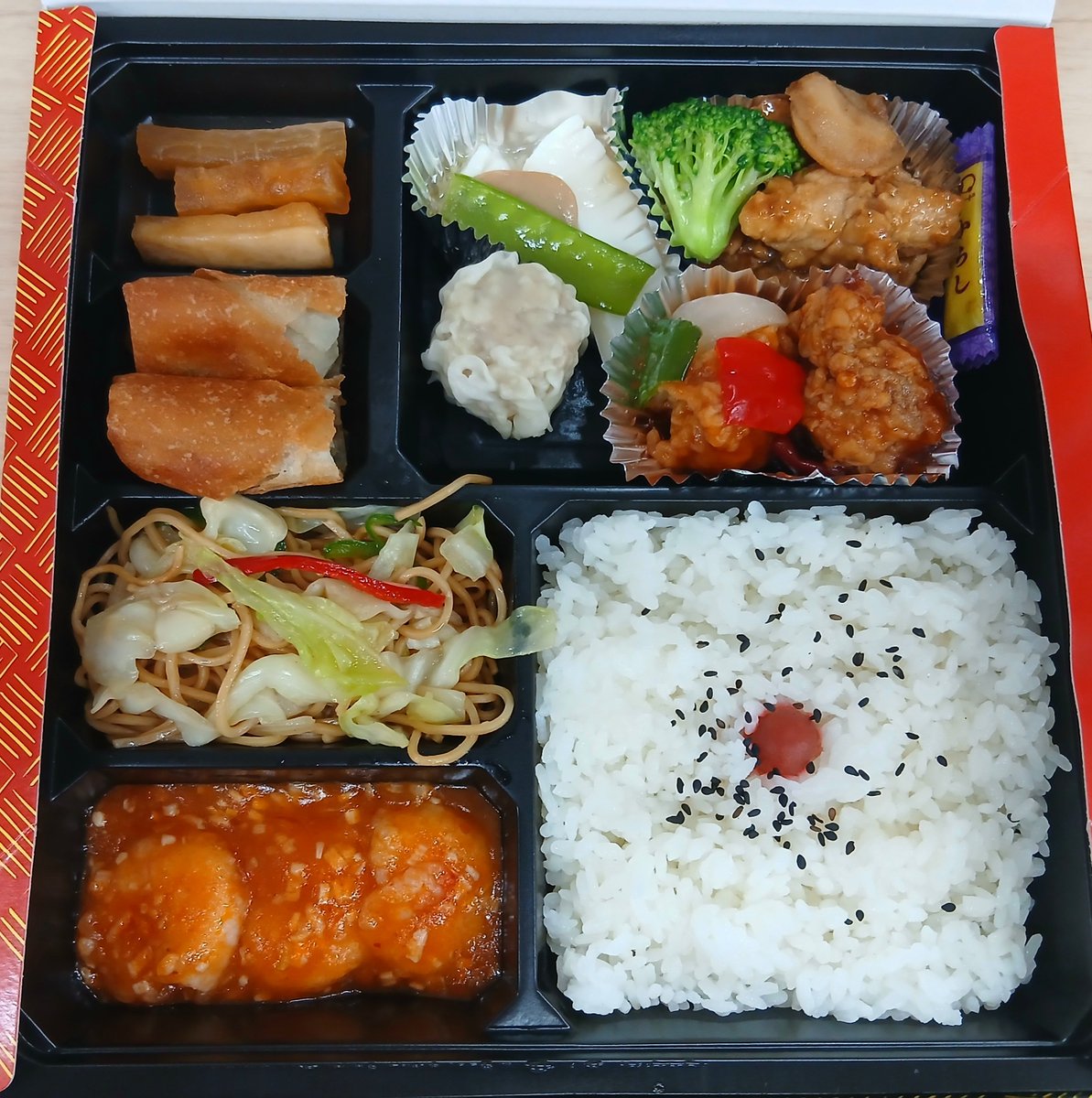 SimmonFoxy's tweet photo. 新橋　新橋亭
A弁当　2000円

中華として必要なものが全て揃っていて、全てのクオリティが高い精鋭弁当。牛肉のオイスターソースとエビチリを交互に食べて上海焼きそばを挟んで焼売で締める。最強デス。 https://t.co/ikSQmwE6sD