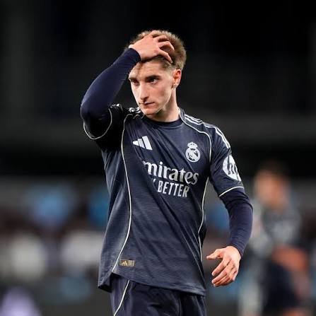 michelltac's tweet photo. 🚨 EXCLUSIVA 🚨
​CÉSAR PALACIOS, A UN PASO DE LA PREMIER LEAGUE: REAL MADRID Y FULHAM EN LLEGAR AL 50% DE SU PASAJE.
​LAS NEGOCIACIONES ENTRE EL REAL MADRID Y EL FULHAM POR CÉSAR PALACIOS AVANZAN A PASOS AGIGANTADOS Y SE ENCUENTRAN YA EN UNA FASE CLAVE PARA SELLAR EL ACUERDO FINAL.
​📌 LOS DETALLES DEL TRASPASO:
​• FÓRMULA DEL 50%: EL REAL MADRID MANTIENE SU POLÍTICA HABITUAL CON LAS GRANDES PERLAS DE LA FÁBRICA Y TRASPASA AL JUGADOR RESERVÁNDOSE EL 50% DE SUS DERECHOS ECONÓMICOS, ASEGURÁNDOSE ASÍ UNA FUTURA GANANCIA O UN CONTROL DIRECTO SOBRE SU RETORNO.
​• LARGAS NEGOCIACIONES ENCAMINADAS: EN CRAVEN COTTAGE ACEPTAN LAS CONDICIONES DEL CLUB BLANCO CON TAL DE ASEGURAR LA LLEGADA DEL JOVEN CENTROCAMPISTA A LA PREMIER LEAGUE.
​• ACUERDO CERCA DE CERRARSE: LA OPERACIÓN SE ENCUENTRA EN SUS ÚLTIMOS FLECOS Y SE ESPERA VEREDICTO EN LAS PRÓXIMAS HORAS.
​EL MOVIMIENTO COBRA FORMA Y CÉSAR PALACIOS PONDRÁ RUMBO A LONDRES. 💣
​¡HIER IST ES! 💥