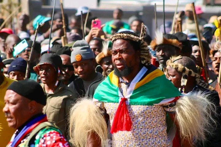PhakelaMthakath's tweet photo. No foreign national will own a tuck shop or a salon in this country, never.🇿🇦‼️‼️ https://t.co/z7clPOTun3
