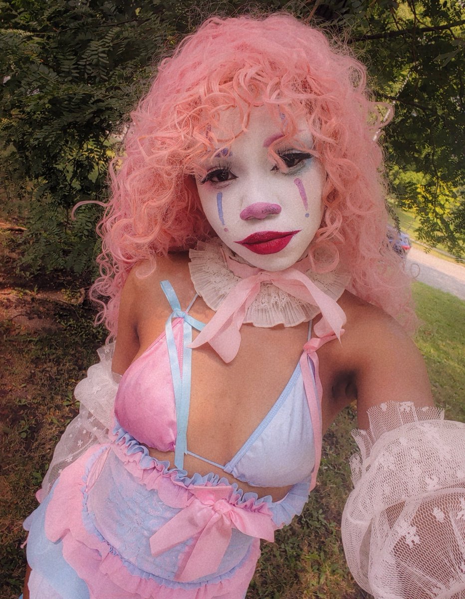 sugariesins's tweet photo. 🤡🎈🎉🩷 https://t.co/UN9CBeyUh1