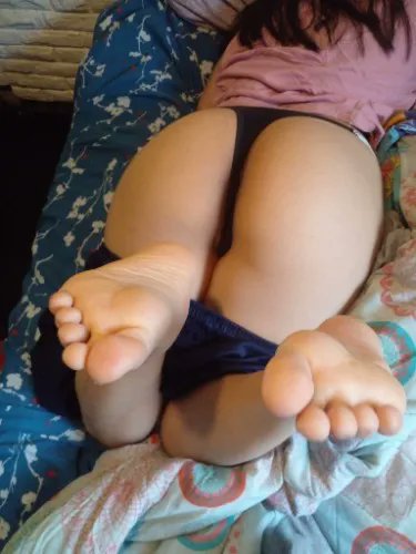 FindomKiaraa's tweet photo. ¿Ya estás de rodillas enviando? Sé muy bien que te arruinó con tanta facilidad. 
@rt_feet 
findom finfet footfetish feet findom pies argentina https://t.co/5Ufb54d9Io