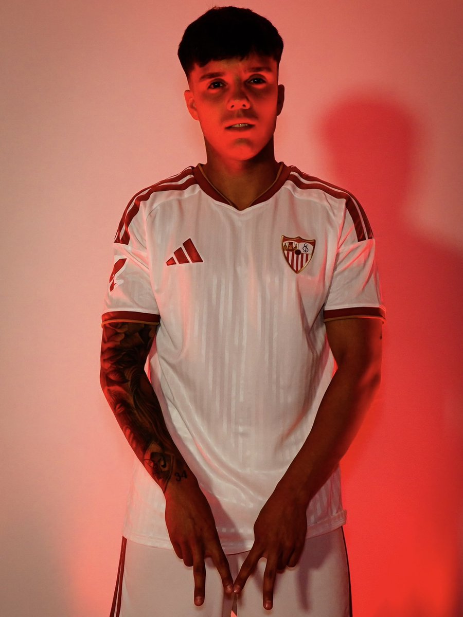SevillaFC's tweet photo. 🤤 Primera vez que se pone nuestra camiseta 🤍 https://t.co/sMfFqYgYWd