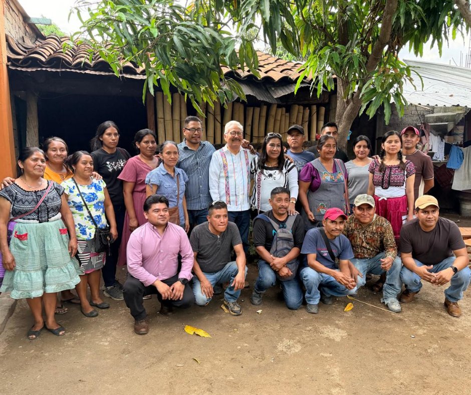HctorSnche2284's tweet photo. La electrificación transforma vidas. En Río Mano, San Miguel Panixtlahuaca, 42 familias ya cuentan con un servicio eléctrico más confiable. Mi reconocimiento al Cabildo, a los comités de electrificación y a Karina Piche y Galdino Cortés por hacer posible esta obra. https://t.co/1LNXlXUjMH