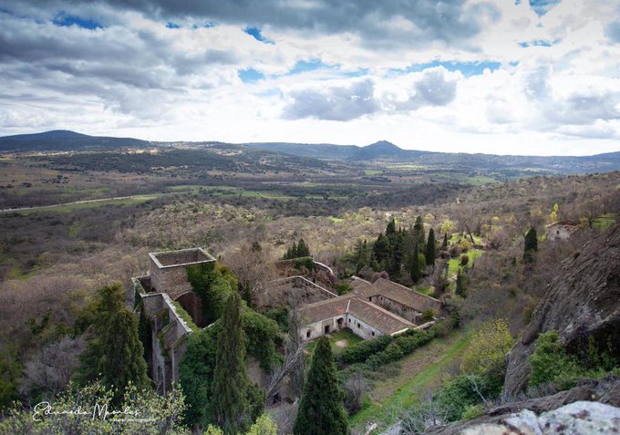 Livia_en_Roma's tweet photo. Os dije que iba a subir estos días un par de hilos sobre patrimonio de los lugares de mi tierra que tanto están sufriendo con los incendios. 

Nos vamos a El Tiemblo. Ojo que aquí hay de todo, porque, a ver... ¿Qué tienen en común Escipión el Africano y los hijos de Pompeyo, unos epígrafes romanos falsos, Isabel la Católica, y una marquesa admirada por la República? ⤵️