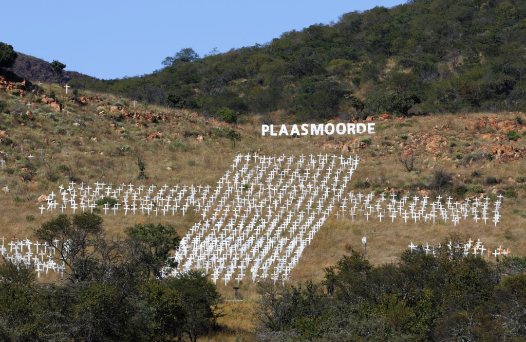 RiebvJanbeeck's tweet photo. Every country in the world has:
- farms,
- crime.

Farms all over the world are secluded and vulnerable.

But only in South Africa do you have the brutal torture and execution of farmers, weekly.

Only in South Africa, do you have:
- Political parties chanting about killing farmers.
- The governing party threatening that they will “take back the land” and admitting to targeting farms with violence historically.
- Refusal of government to designate the murders a priority crime despite the rate being 3x the national average and despite receiving pressure from the US.
- Disbandment of a special rural crime unit, by the government. 
- The president saying “there is no murdering of farmers” at the UN.

South Africa is not the only country with violent crime, but only in South Africa are farm murders a problem.

Why is that?

Must all be a coincidence.