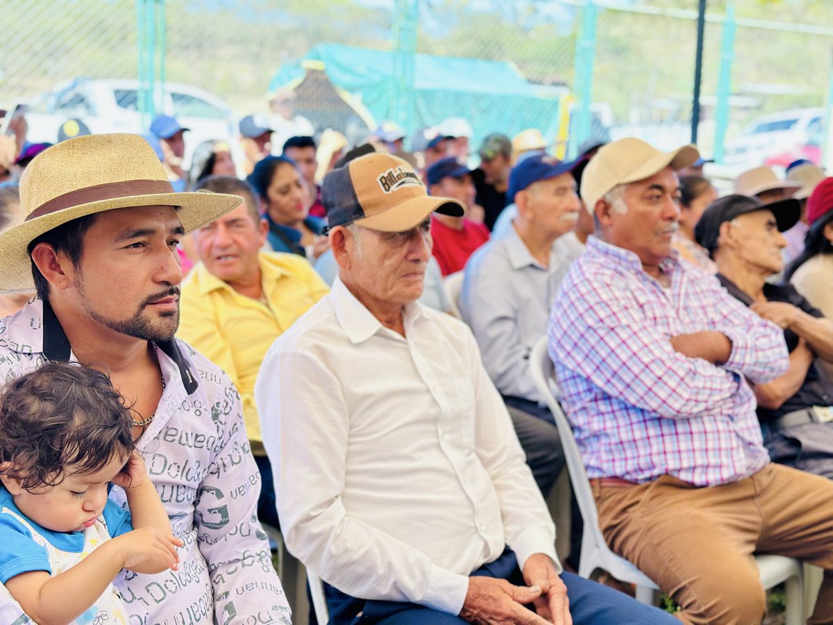 Agricultura_CZ7's tweet photo. #Loja | Fortalecemos la mecanización agroproductiva en el cantón #Calvas. 🚜
El #MAGP puso en operatividad el tractor agrícola entregado a la Comuna Tabloncillo, mediante la Solución de Mecanización Agroproductiva (SOMA), beneficiando a 137 productores.
#GobiernoDelEcuador https://t.co/uMxL9gBR9y