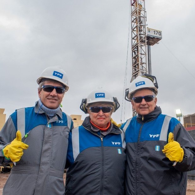 clarincom's tweet photo. VACA MUERTA YA GENERA EL DOBLE DE DÓLARES DE LO QUE ARGENTINA LE PAGA AL FMI POR AÑO

Las exportaciones de petróleo y gas no convencional ya generan el doble de los dólares que Argentina destina cada año al pago de su deuda con el FMI. Este año, el sector proyecta ventas externas por US$ 14.700 millones, un saldo comercial positivo de US$ 10.700 millones y un aumento anual de US$ 3.500 millones en las exportaciones a partir de 2027.

El RIGI, valorado por Georgieva, acelerará las ventas anuales hasta el equivalente a medio préstamo por año, pero aún así no alcanza para reducir la deuda. Según un informe de la consultora Economía & Energía para la Cámara de Exploración y Producción de Hidrocarburos, las exportaciones energéticas crecerán desde US$ 11.000 millones en 2025 hasta US$ 28.000 millones en 2030 y casi US$ 42.000 millones hacia 2035.

Próximos pagos al FMI
— 2027: US$ 7.650 millones
— 2028: US$ 9.500 millones
— 2029: US$ 10.500 millones
— 2030: US$ 11.500 millones

(+) en Clarín: https://t.co/NLd6e6F2Bl