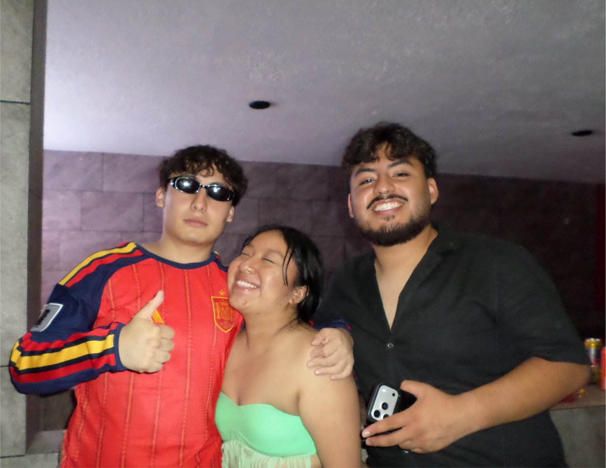 disocihada's tweet photo. ni parece que lloramos como nunca JAAJAJ https://t.co/rSN0UanWcK
