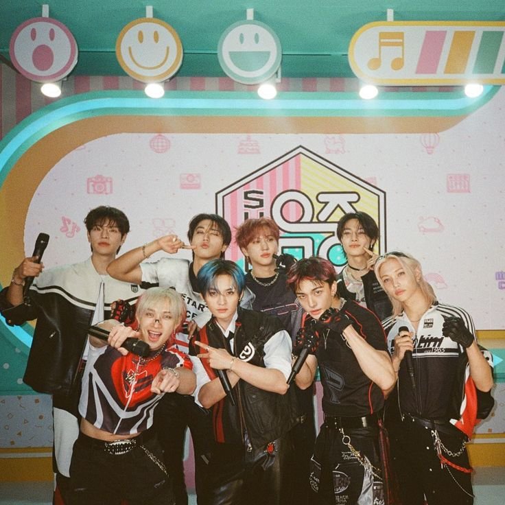 SKZCrave's tweet photo. Stray Kids’ vocal coach in a new post:

“The kids come for practice even after 10 or 12 at night, to take lessons. Even five minutes before going on stage they took a class.... after the show they were upset &amp; talked about things they didn’t like &amp; thought about how to improve” https://t.co/wUsCDZVNHi