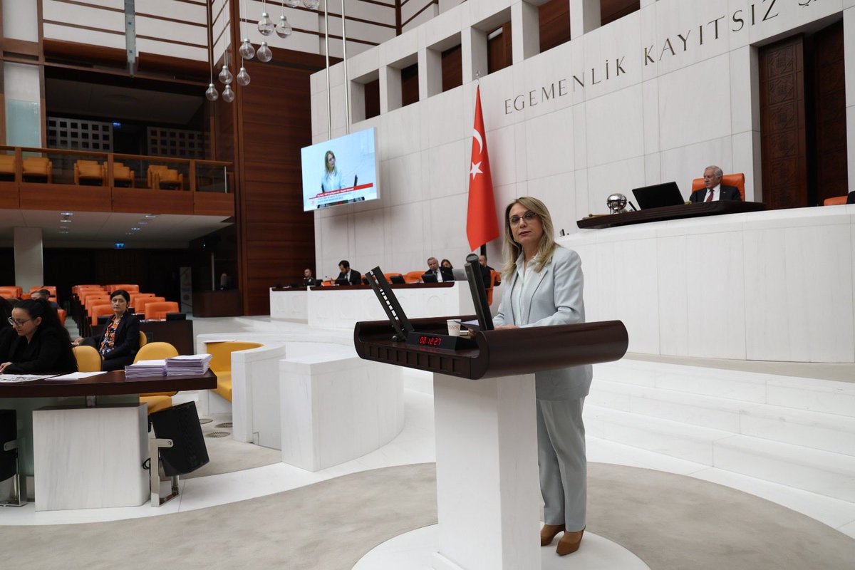 PrfDrFilizKilic's tweet photo. “Büyük Türk milletinin hiçbir evladını çaresizliğe terk edemeyeceği, kimseyi geride bırakmayacağı inancıyla üzerimize düşen sorumluluğu eksiksiz bir şekilde yerine getireceğiz. 

Siyasetin en mukaddes yanı, bir derde derman olabilmek, kanayan bir yaraya merhem sürebilmektir.”

📍TBMM GENEL KURULU

Gazi Meclisimizde, MHP grubumuz adına 282 Sıra Sayılı Yüksek Öğrenim Kanunu ve Bazı Kanunlarda Değişiklik Yapılmasına dair Kanun Teklifi’nin tümü üzerine hitabımı gerçekleştirdim.

Teklifin tümü üzerine görüşmelerimizi tamamladık.

Ülkemiz, milletimiz ve gençlerimiz adına hayırlara vesile olmasını temenni ediyorum.