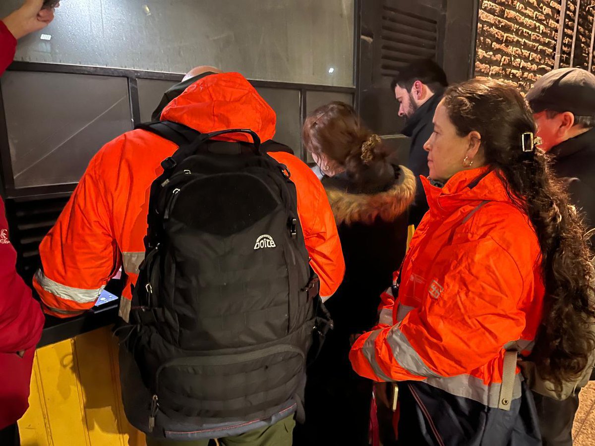 drtmetrooriente's tweet photo. 🚨Fiscalizadores de la @drtmetrooriente, concurrieron hasta la estación Santa Isabel del @metrodesantiago  donde en la tarde de ayer se declaró un incendio en el tren mientras estaba en el andén. Fueron 7 los trabajadores afectados, quienes fueron derivados a las mutualidades. https://t.co/0KM5u2iBKf