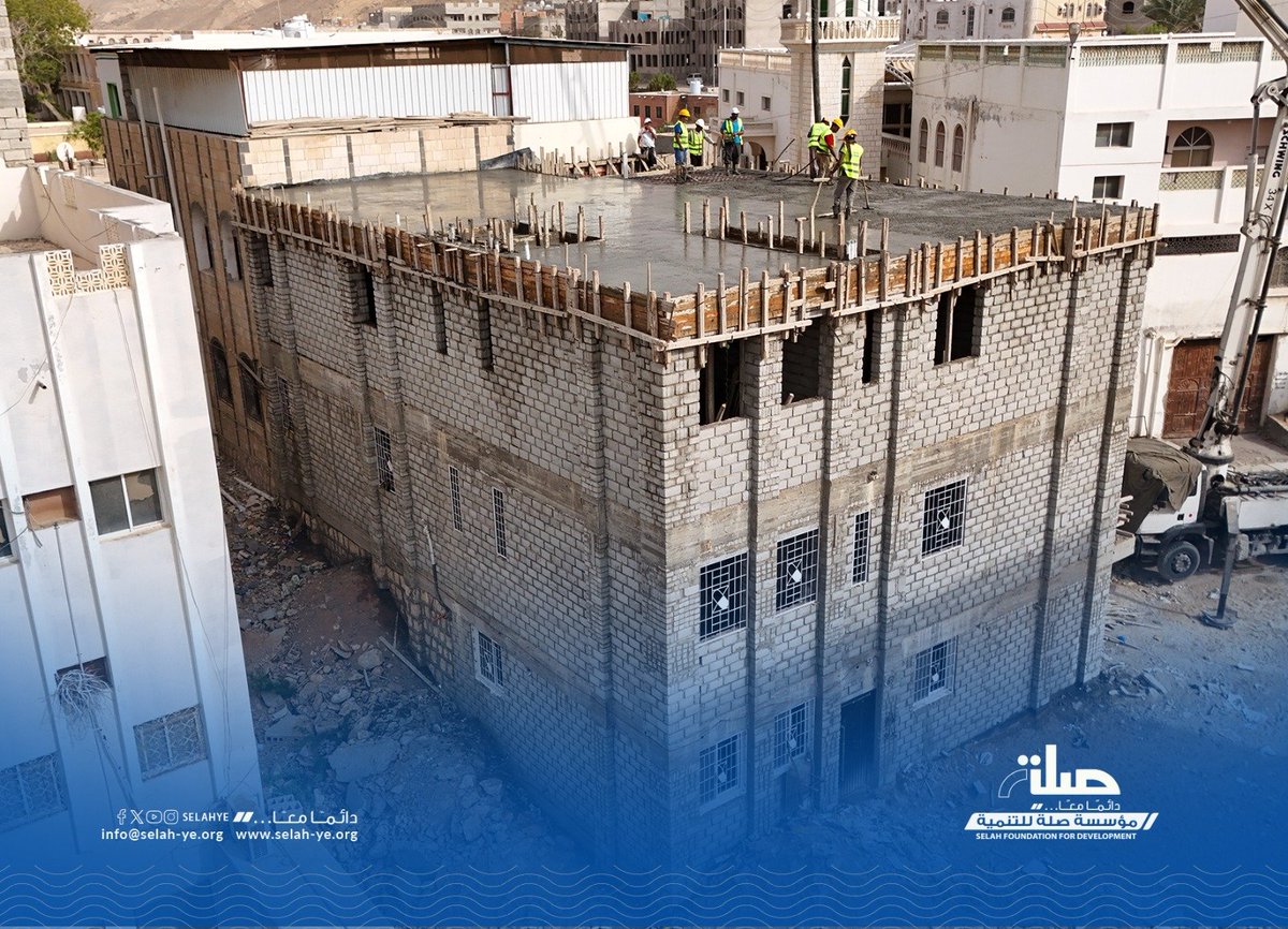 selahye's tweet photo. مدير عام مديرية المكلا ومكتب الصحة يطلعان على سير عمل  مشروع إعادة تأهيل وتوسعة مركز المنورة الصحي الممول من مؤسسة صلة للتنمية 

المكلا / خاص
اطّلع مدير عام المديرية فياض فرج باعامر، ومدير المكتب الفني بالمديرية المهندس محمد محافيظ، ومدير مكتب الصحة والسكان بالمديرية الدكتور أحمد محسن العمودي، على سير العمل في مشروع إعادة تأهيل وتوسعة وتشغيل مركز المنورة الصحي، وذلك للاطلاع على مستوى تنفيذ المشروع وما يقدمه من خدمات صحية للمواطنين.
وكان في استقبالهم الدكتور محمد باهيثم مدير الإدارة الصحية 
واط��عهم على مكونات المشروع وأعمال التأهيل والتوسعة التي تم إنجازها ، إلى جانب التجهيزات والخدمات الصحية التي يسعى المشروع إلى توفيرها، وبما يسهم في تحسين مستوى الرعاية الصحية الأولية لسكان المنطقة . 
وأكد مدير عام المديرية على أهمية المشروع في دعم القطاع الصحي وتقديم الخدمات الطبية للمجتمع، مشيداً بالجهود المبذولة في تنفيذ المشروع، ومؤكداً حرص السلطة المحلية على متابعة المشروع وتذليل الصعوبات أثناء سير العمل .
من جانبه، أوضح مدير مكتب الصحة والسكان بالمديرية أن إعادة تأهيل وتوسعة وتشغيل مركز المنورة الصحي تمثل خطوة مهمة نحو تحسين الوصول إلى الخدمات الصحية، ورفع مستوى جودة الرعاية المقدمة للمواطنين، مؤكداً أهمية استكمال الأعمال والتجهيزات وفق الاحتياجات الصحية .
وتأتي هذه الزيارة في إطار المتابعة الميدانية للمشروع والوقوف على مستوى الإنجاز، بما يعزز من دور الشراكة في تقديم خدمات الصحية للمجتمع .

#صلة_للتنمية
#دائماً_معاً