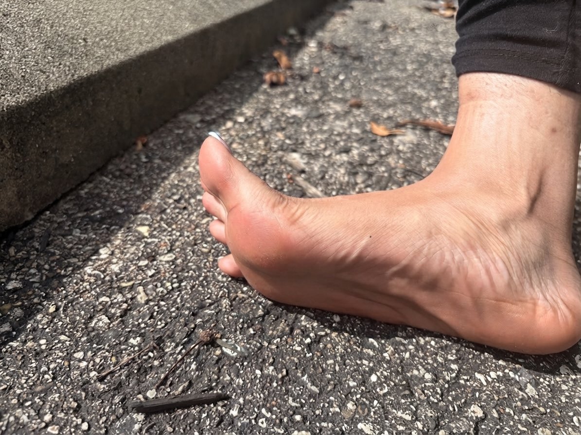Arielpetals's tweet photo. Took a minute to step away from everything and just feel the pavement and concrete. Needed this little reset. ☀️ #barefoot #soles #foot #buyingcontent𝗠𝗘 https://t.co/EtGHzWvK35