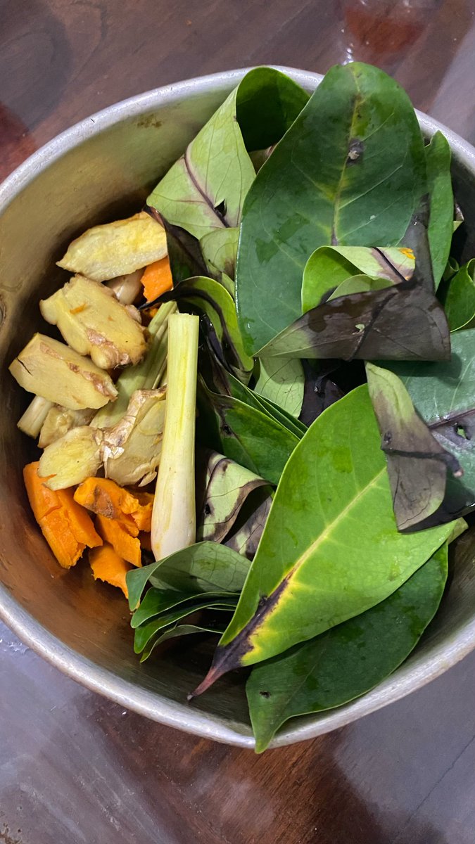 MilahPass's tweet photo. Jangan lupa untuk kaum perempuan biar suami tambah sayang 

BENTUK CINTA KE SUAMI 🥰 aku bikinin jamu detox tiap seminggu sekali 😋 
Kata suami semenjak rutin minum ini badan enteng,gak pernah nyeri kesemutan lagi & jarang masuk angin 😚
Bikinnya gampang 😚
Biasanya aku beli bahan-bahannya Rp 5000 ya ditukang sayur
☘️Jahe
☘️Kunyit
☘️Sereh
☘️Daun salam
Kalau ini beli sendiri 2 batang aja biar wangi 👇
Gula pasir secukupnya biar gak hambar bisa diganti madu 
Sejemput garam
Rebus hingga mendidih, minumnya dikasih jeruk nipis biar makin seger 🥰