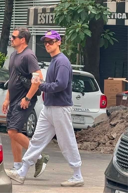 Crismtz_ahft's tweet photo. Harry paseando por las calles de CDMX 🇲🇽

Día 1 (puti-short)               Día 2 (pans) https://t.co/m3HTA6f6Tc