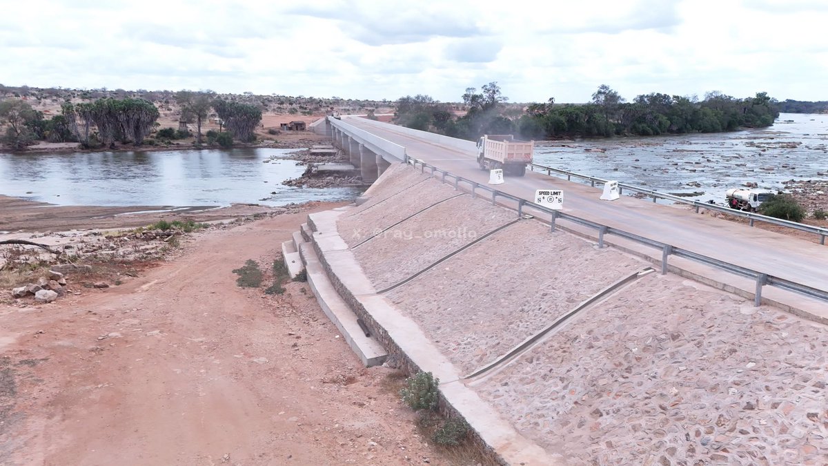 KiambuTweep's tweet photo. Even a simple 200-meter bridge was so difficult for Uhuru to construct in Tana River? Was it a big ask?
This is Ruto's new bridge in Tana River County.
Galana Kulalu Bridge and a bitumen standard road under construction. 
What was Uhuru doing with our taxes? https://t.co/TijL8BSj0x
