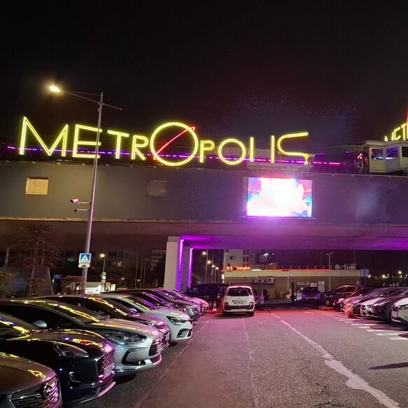 thenews_fr's tweet photo. 🇫🇷🚨 JUSTICE — Une jeune femme de 20 ans a porté plainte le 25 juillet, affirmant avoir été droguée, enlevée, séquestrée et violée après une soirée au Metropolis, la célèbre discothèque de Rungis (Val-de-Marne).

Selon son récit, elle s'est réveillée nue aux côtés d'un inconnu, dans une chambre d'hôtel des Yvelines, avec de fortes douleurs vaginales. Elle affirme n'avoir consommé que deux verres peu alcoolisés, préparés elle-même. Une enquête a été ouverte...