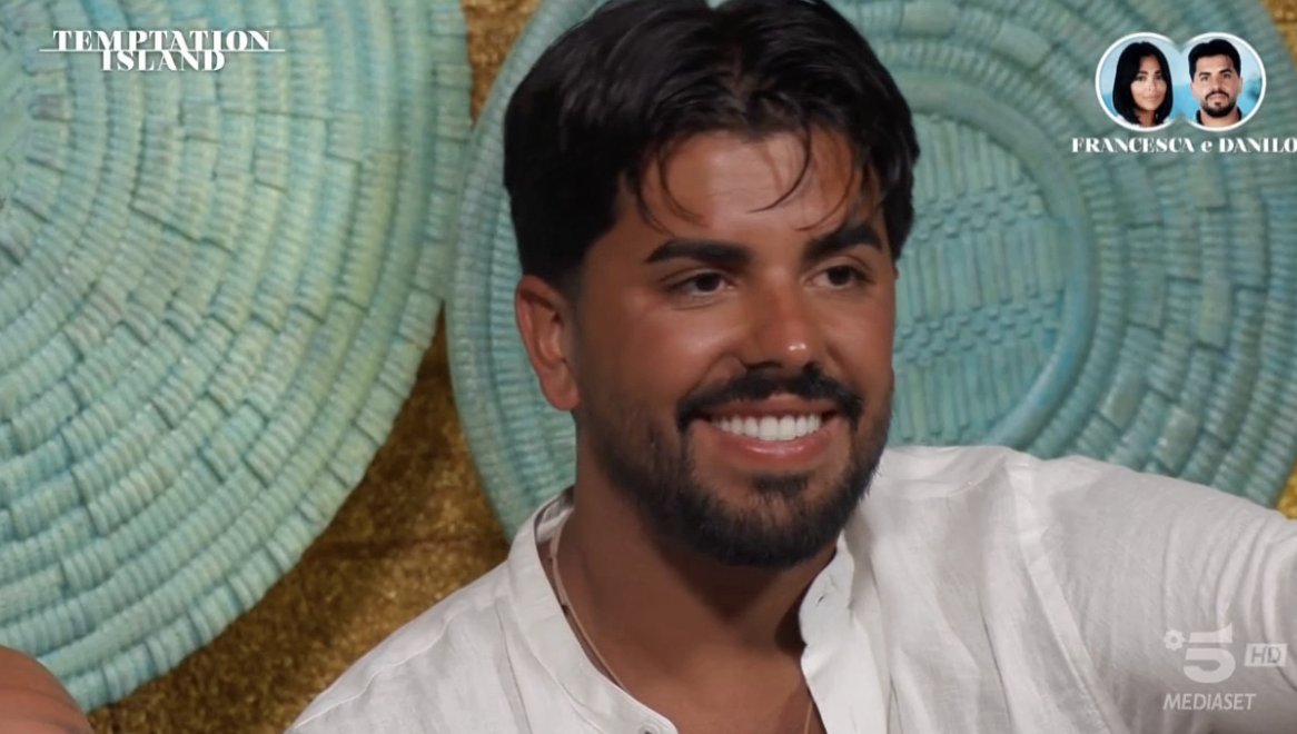 trash_italiano's tweet photo. Lui DEVE sorridere anche davanti alle clip più tragiche. #TemptationIsland https://t.co/99NZtg3LiB