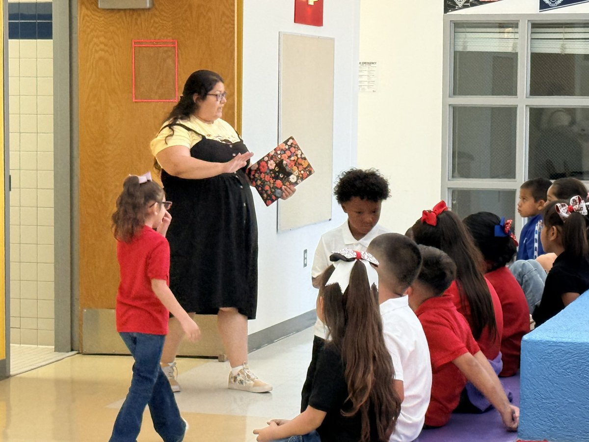 MLopez_TISD's tweet photo. 🐾Ms. Mendez, Art reviewing bathroom expectations.💃🏻🕺#TISDProud https://t.co/U6uQT3mBQV