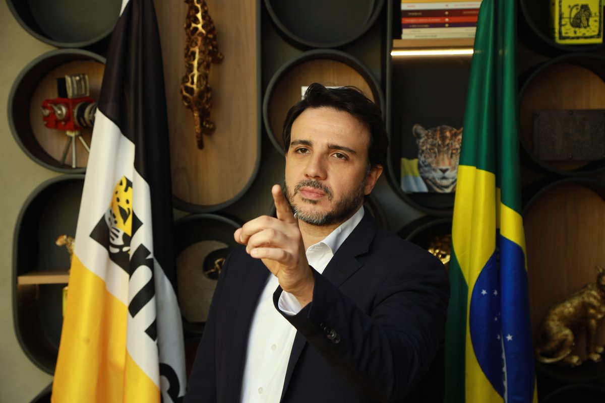 BrunoDiasCWB's tweet photo. Renan Santos tem o  melhor currículo do Brasil.

Derrubou Dilma Roussef
Fundou um Partido Político
Tem o melhor e mais longo projeto de país feitos por centenas de especialistas 

Quantos podem afirmar o mesmo? https://t.co/De90wP8CA9