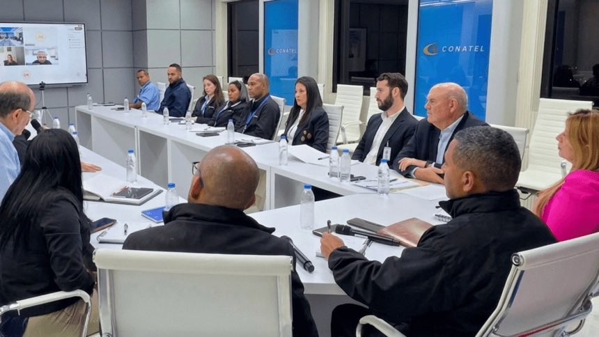 estendenciavzl's tweet photo. "Conatel" es tendencia porque sostuvo una reunión con representantes de SpaceX/Starlink para formalizar la operación de su servicio en Venezuela.

- Hace 2 años Nicolás Maduro invitaba públicamente a Elon Musk a pelear. 

- Hace apenas un mes la administración de Delcy Rodríguez mediante CONATEL mantenía bloqueado el acceso a X/Twitter en todo el país, fue desbloqueado luego de los terremotos del 24 de junio, sin ningún anuncio o pronunciamiento oficial.