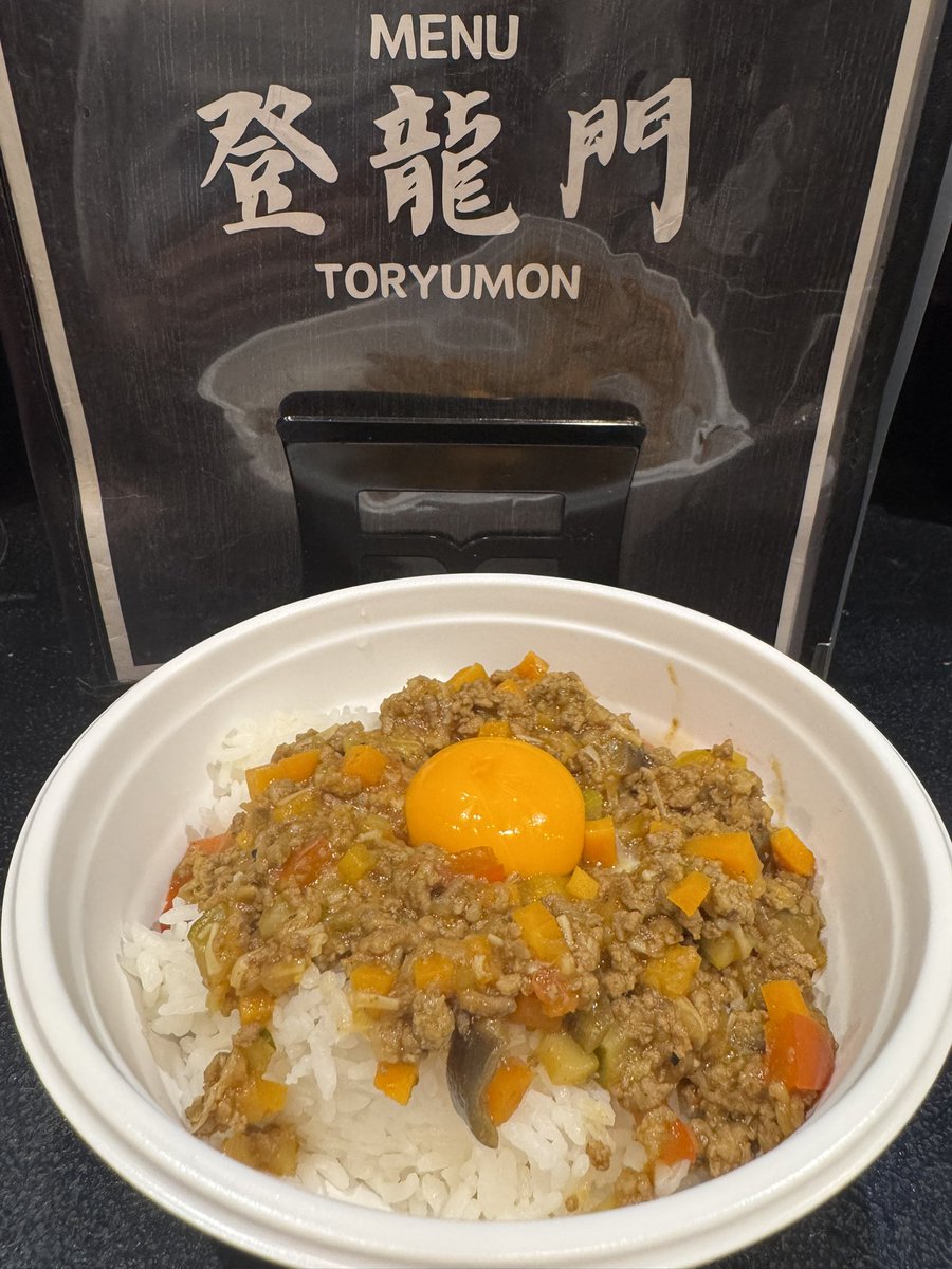 oxo_cat's tweet photo. 今日のまかないは頑張ったという事で、週替わりカレーのキーマカレーでした✨️✨️✨️🍛
うんまい!!!!!
野菜がたっぷりで野菜の甘さとカレーの美味さが合わさって、めっちゃうんまいのっ!!!!!
これは絶対に食べて欲しいやつですっ!!
みんな登龍門へカレー食べに来てください😭😭

 #登龍門ご飯 https://t.co/lNrk6gJ3tw
