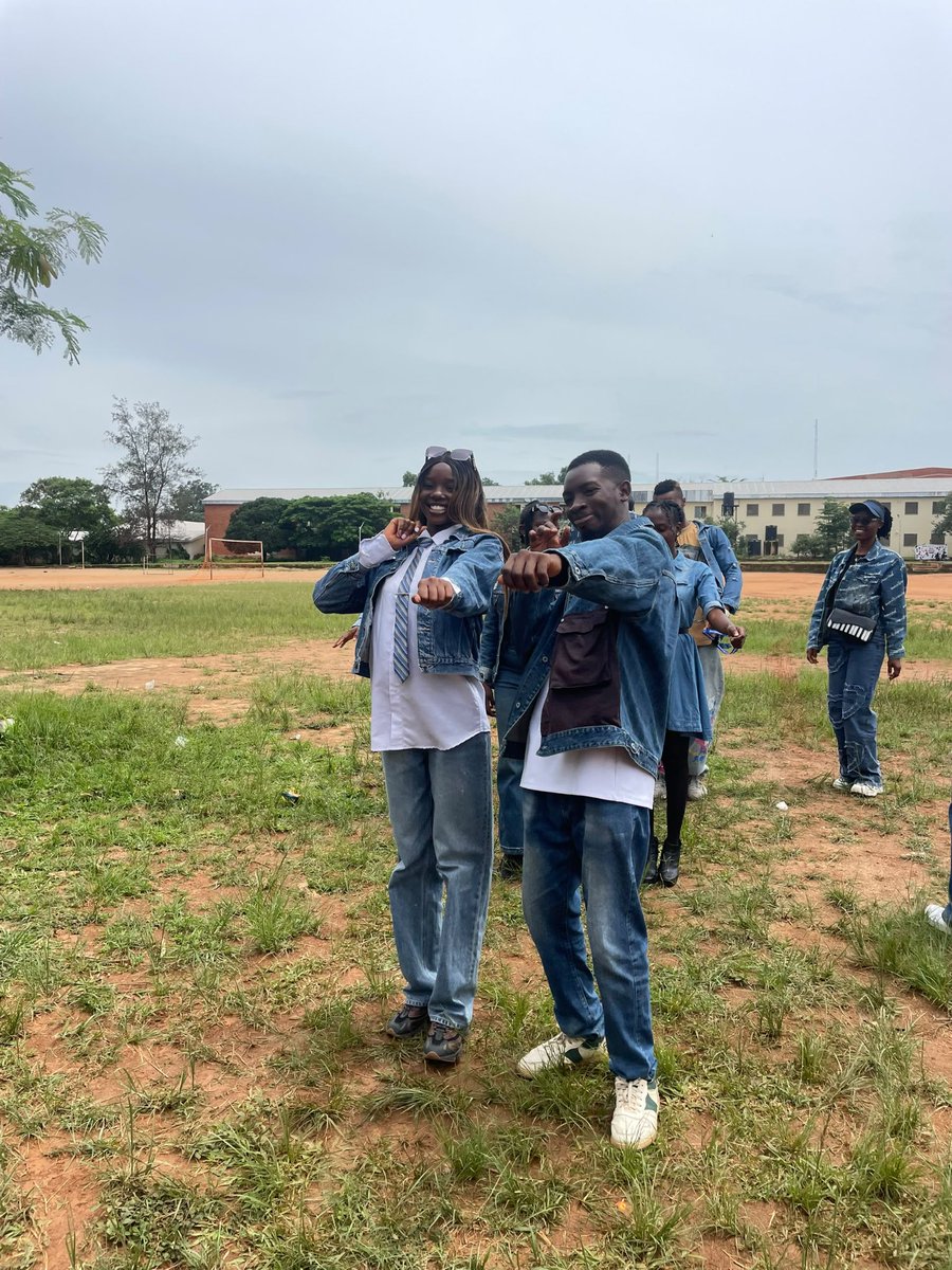 Echetheoracle's tweet photo. Day 2 gave me denim 🌝👖 https://t.co/UhElde7lEj