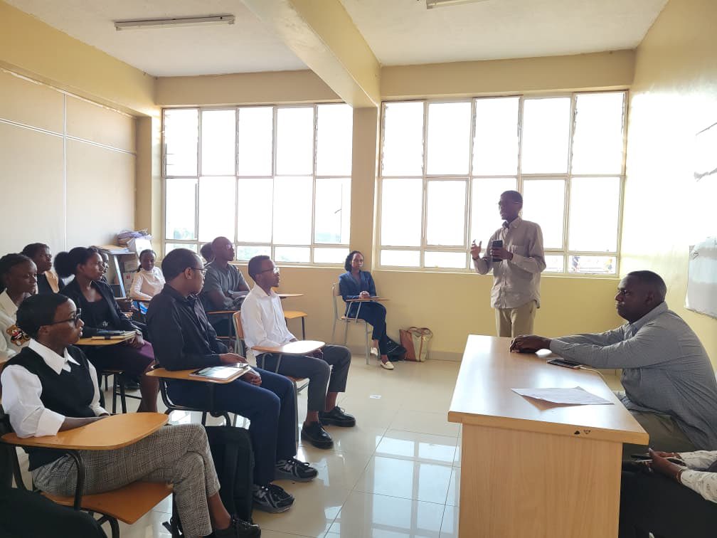 THE_ROOM_OF_LAW's tweet photo. Iri shami ryitwa Legal Clinic, ababarizwamo bitwa aba-clinicians batanga serivisi zitandukanye zirimo ubukangurura mbaga(campaigns), kugira inama abaturage babagana(legal guidance) byose byerekeye amategeko ku buntu. https://t.co/YOz0j3FGaH