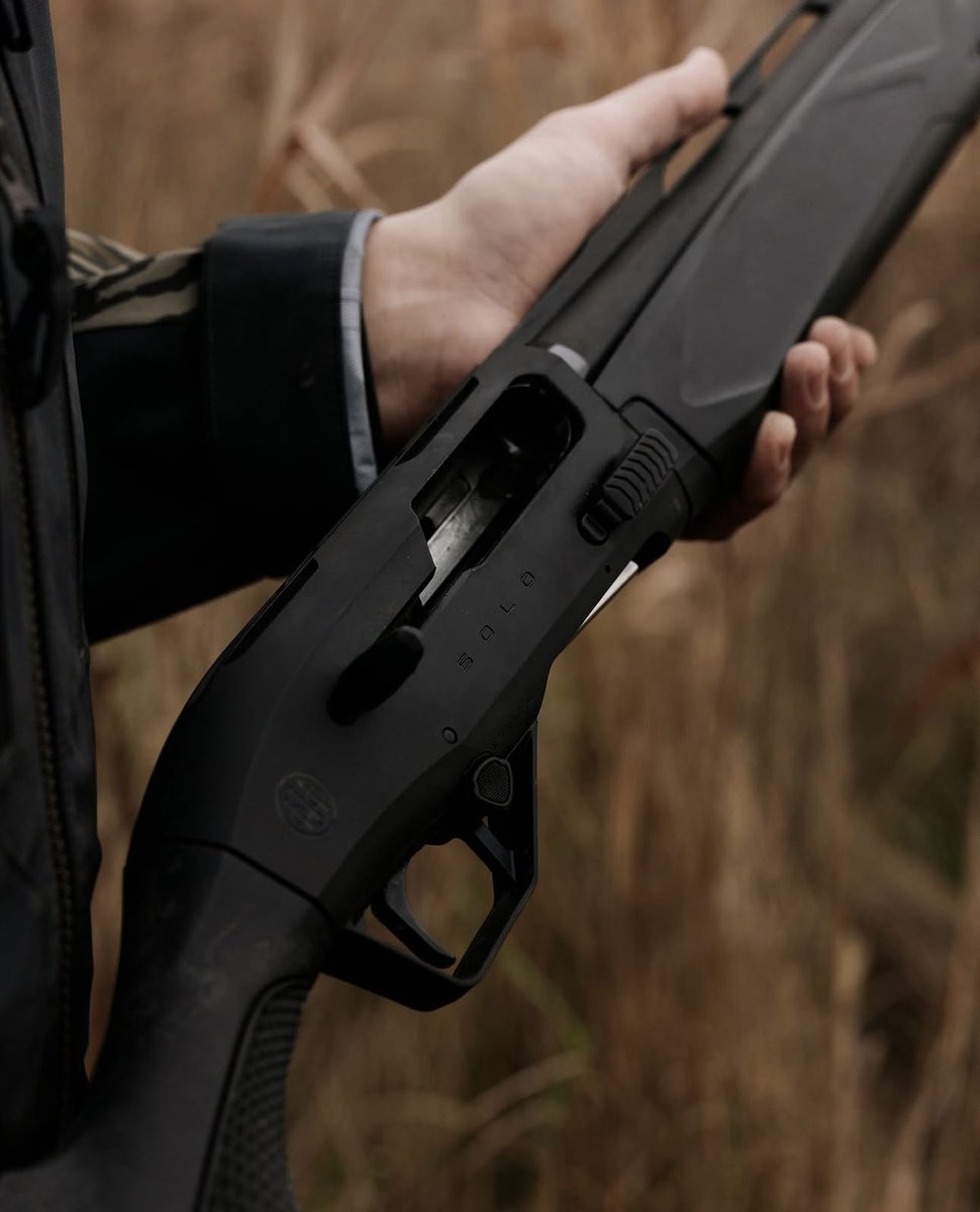beretta_japan_'s tweet photo. BERETTA 『A400 SOLO』

進化したB-LINK® Proシステムは、作動速度を36％向上させるとともに、内部のクリーン性能を46％改善。そして驚くほどスムーズな射撃性能を実現します。さらに、Kick-Off® Plus リコイル低減システムが体感反動を最大40％軽減。頬付けをしっかりと���持できるため、素早く正確なフォローアップショットを可能にします。
加えて、Steelium® バレルが生み出す卓越した弾道性能と安定したパターン性能により、A400 Soloはハンターが求める確かな信頼性を提供。より遠くへ、より過酷なフィールドへ何ものにも妨げられることなく挑み続ける自由をもたらします。
#BERETTA #A400solo