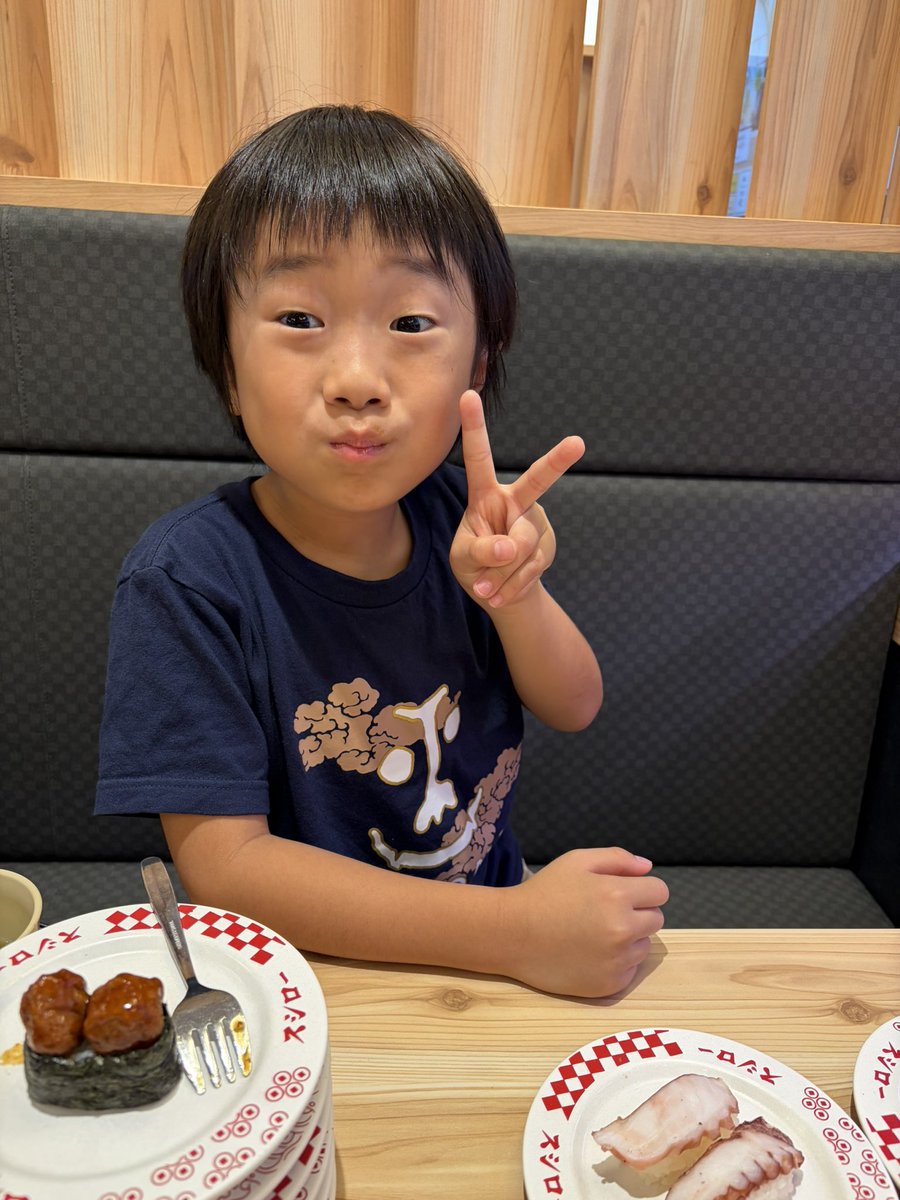 macobanana's tweet photo. ママ！チーズびよーんてなるから写真撮って！の弟と夏休み満喫長男。
パパ不在の日は外食に限る！
アニキが学童で青春してて
聞いてるだけで楽しいママでした🤭 https://t.co/MJzklUqf01