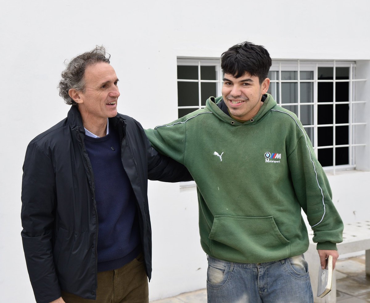 gkatopodis's tweet photo. Axel construye hospitales, Milei no

La salud mental se convirtió en una de las principales urgencias del presente. Cada vez más pibes y adultos necesitan un Estado presente que garantice el acceso a una atención de calidad.

Hoy con @Kicillofok y @nkreplak recorrimos la renovación integral del Servicio de Atención de Crisis del Hospital Provincial Dr. Alejandro Korn, una intervención de 964 m² que refuncionalizó la guardia, las áreas de internación, ingreso y atención de pacientes.

Con más infraestructura, equipos especializados y una red pública fortalecida, seguimos invirtiendo para que cada bonaerense tenga los servicios que necesita.