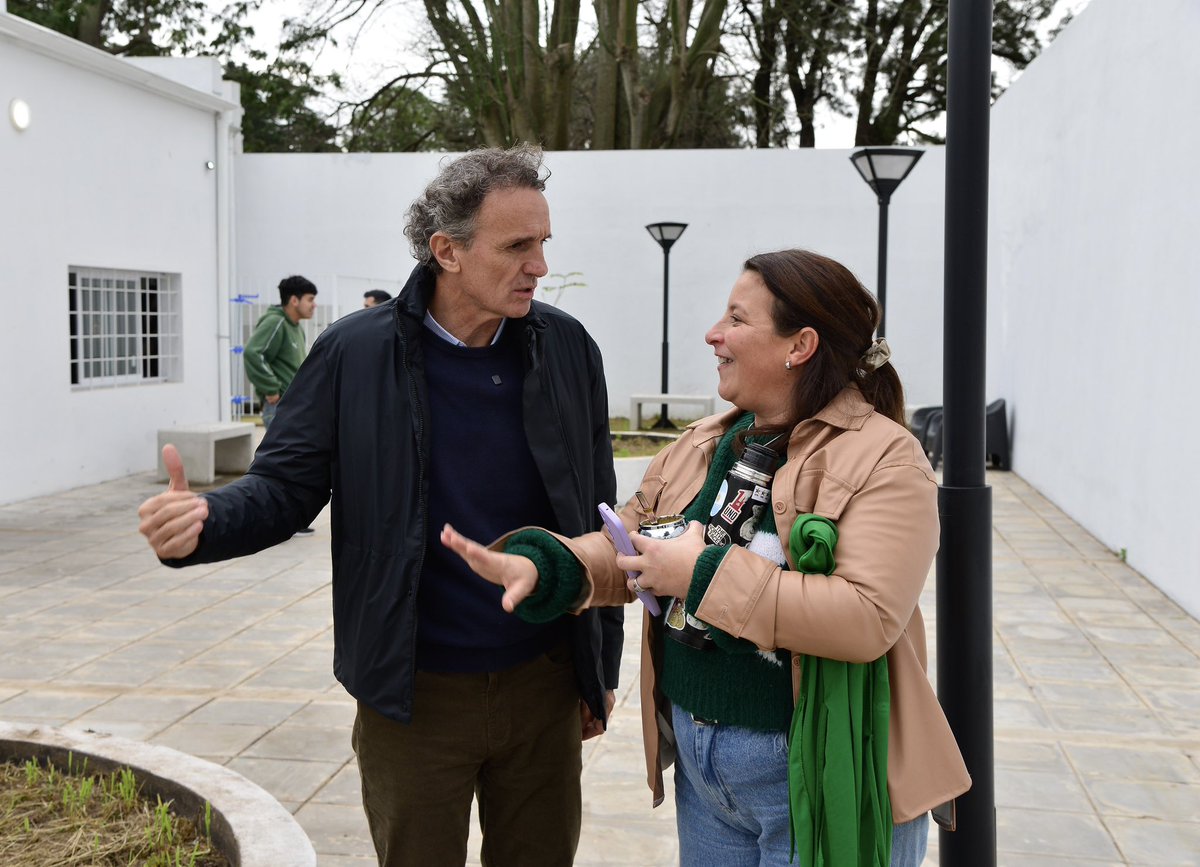 gkatopodis's tweet photo. Axel construye hospitales, Milei no

La salud mental se convirtió en una de las principales urgencias del presente. Cada vez más pibes y adultos necesitan un Estado presente que garantice el acceso a una atención de calidad.

Hoy con @Kicillofok y @nkreplak recorrimos la renovación integral del Servicio de Atención de Crisis del Hospital Provincial Dr. Alejandro Korn, una intervención de 964 m² que refuncionalizó la guardia, las áreas de internación, ingreso y atención de pacientes.

Con más infraestructura, equipos especializados y una red pública fortalecida, seguimos invirtiendo para que cada bonaerense tenga los servicios que necesita.