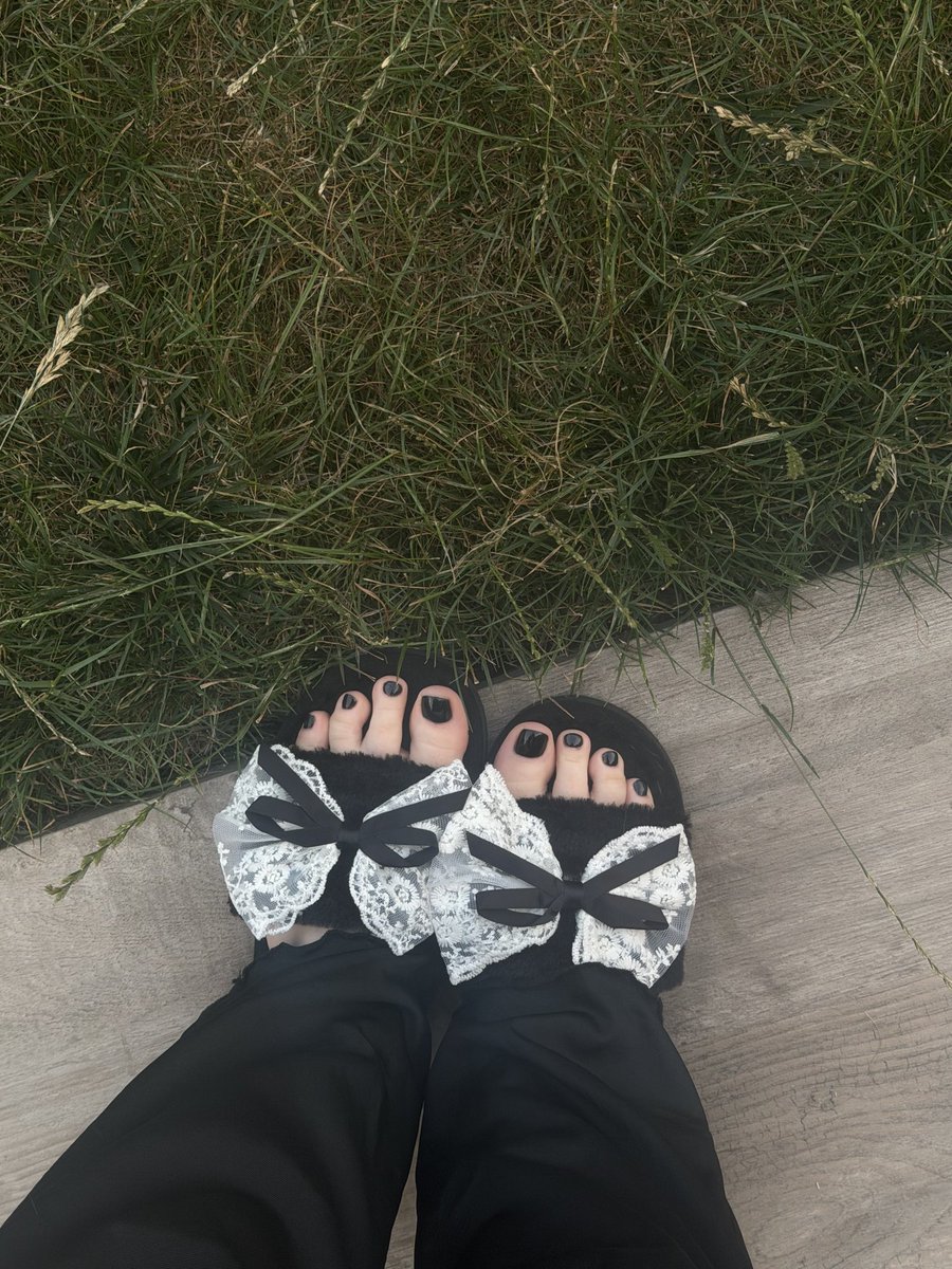 LilithNoire13's tweet photo. Qui prends l’apéro à cette heure ci? 🍻
#feetfetısh #feetworshi̇p #gothgirl #apero #feetsellers https://t.co/PcEMF22jSi