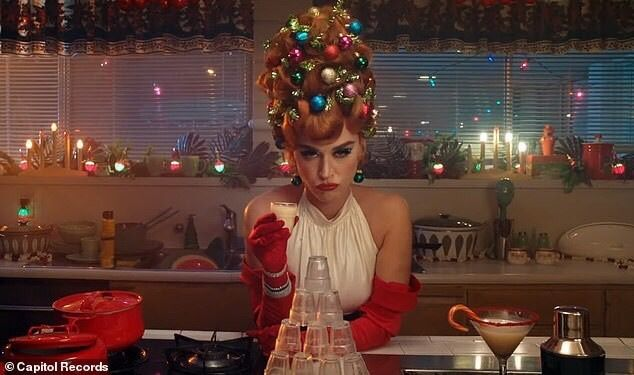 Spotify09943301's tweet photo. Katy Perry songs with over 50 million streams by the end of 2026

30. STARSTRUKK = 213.741.845
31. Cozy Little Christmas = 205.669.565
32. Con Calma - Remix = 200.115.920
33. Who You Love = 199.111.650
34. Rise = 197.597.525 https://t.co/I9PhQxidpd