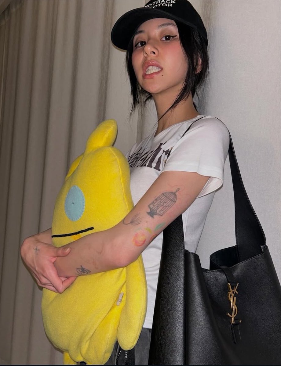 PISCESGRLY's tweet photo. chaengie and her ugly dolls <3 https://t.co/l6kdSbNrvG