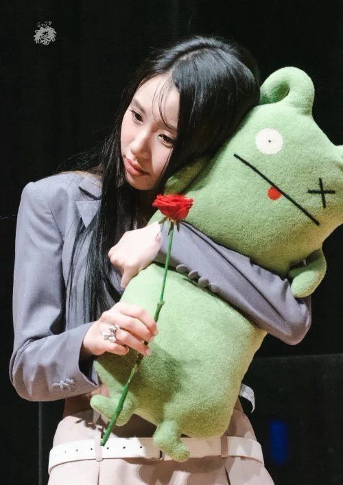 PISCESGRLY's tweet photo. chaengie and her ugly dolls <3 https://t.co/l6kdSbNrvG