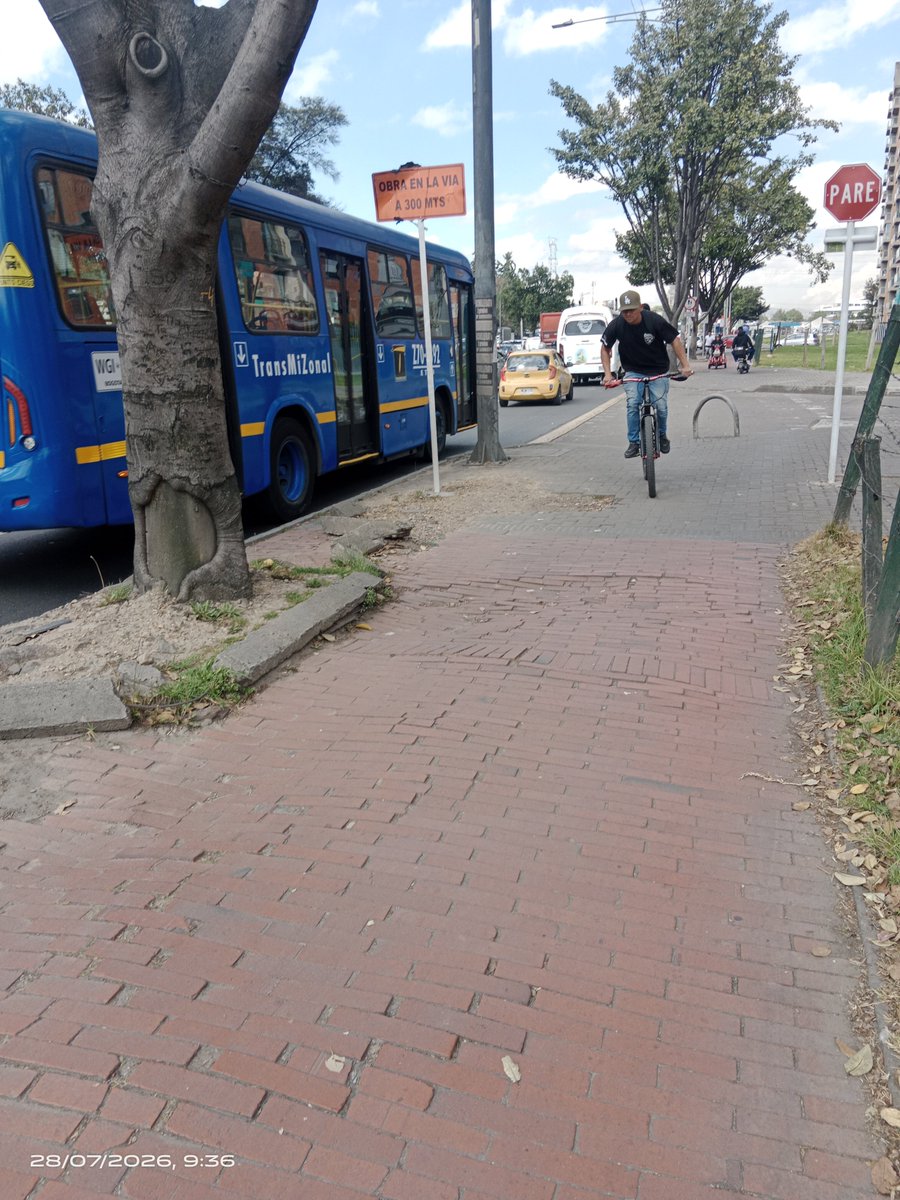 mayito16am89's tweet photo. @SectorMovilidad
@CarlosFGalan antes de que termine su periodo como alcalde de Bgt, lo invito a recorrer las ciclorutas y serciorarse por usted mismo el pésimo estado que hay en varios tramos, no es solo conmemorar el día de la bici, es tener infraestructura de calidad. https://t.co/WmIWpp6JO1