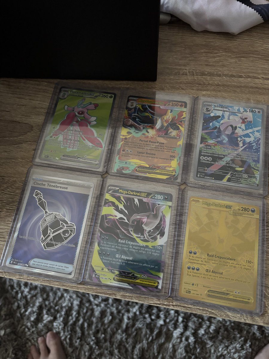 cerizio_'s tweet photo. @joywizzle @pokeitem_ Le poissirène et flagadoss 🤤 
J’ai open une ETB ça régale aussi 🔥 https://t.co/eCu7FUBZpX