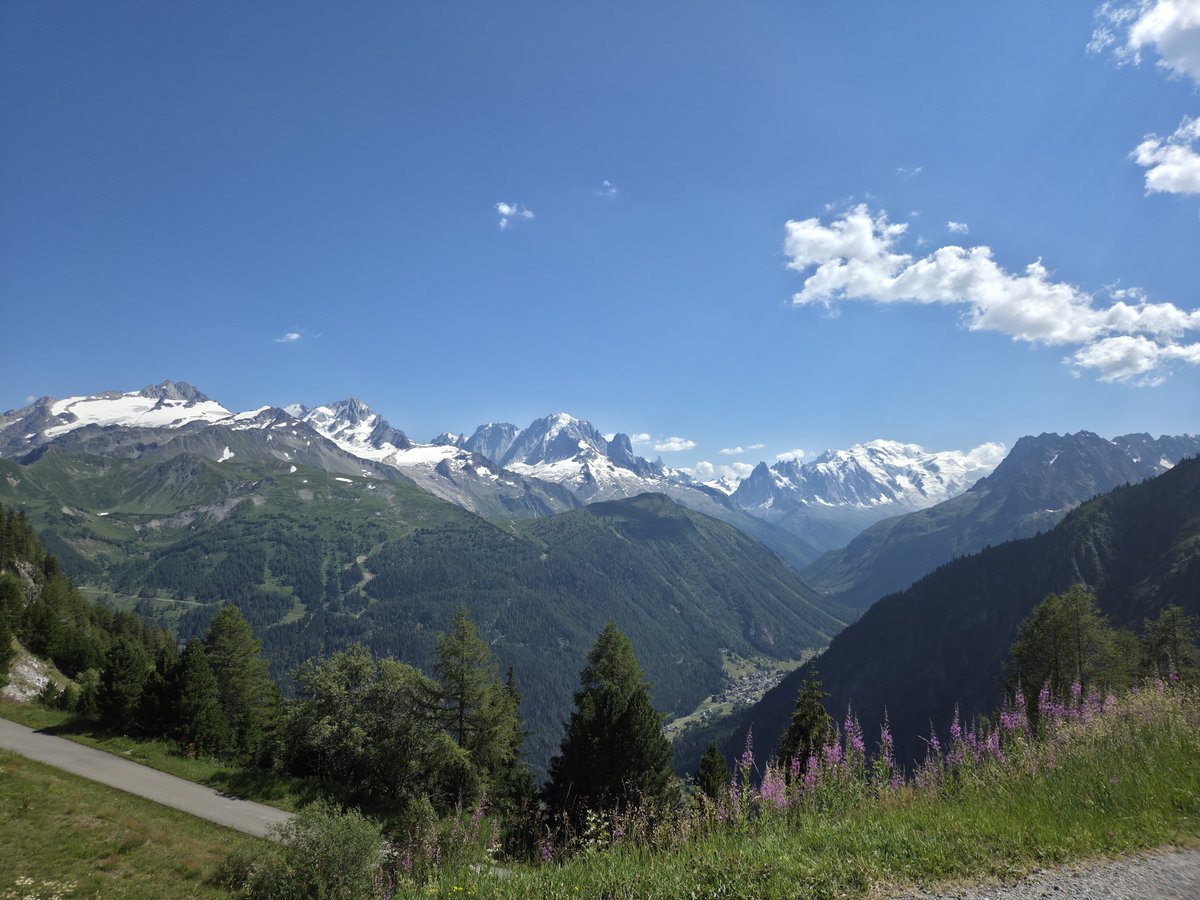 Nathalie5's tweet photo. Le bonheur entre ciel bleu, sommets enneigés et vallées infinies 🏔🇨🇭🥰

#alpes #suisse #mountainlover #merveille #summer2026 https://t.co/Gg6nxRqdds