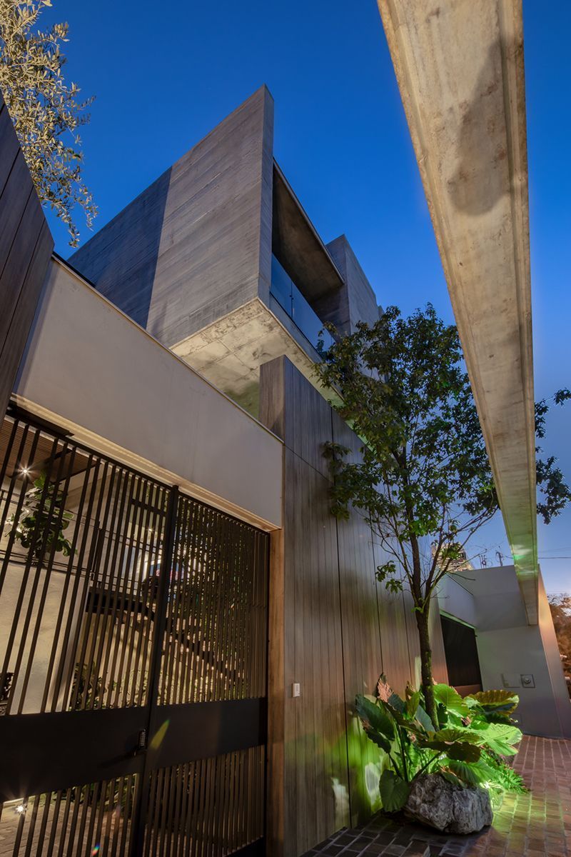 rdlparquitectos's tweet photo. Pedregal I 2020 I Fachada I Vivienda unifamiliar I San Pedro Garza García I Foto: @ideacubica I #diseño #unifamiliar #residencial #pedregal #sanpedrogg #monterrey #rdlparquitectos #rdlp #arquitecturamexico #arquitecturamexicana #arquitectosmexicanos https://t.co/VbxHV2vNgc